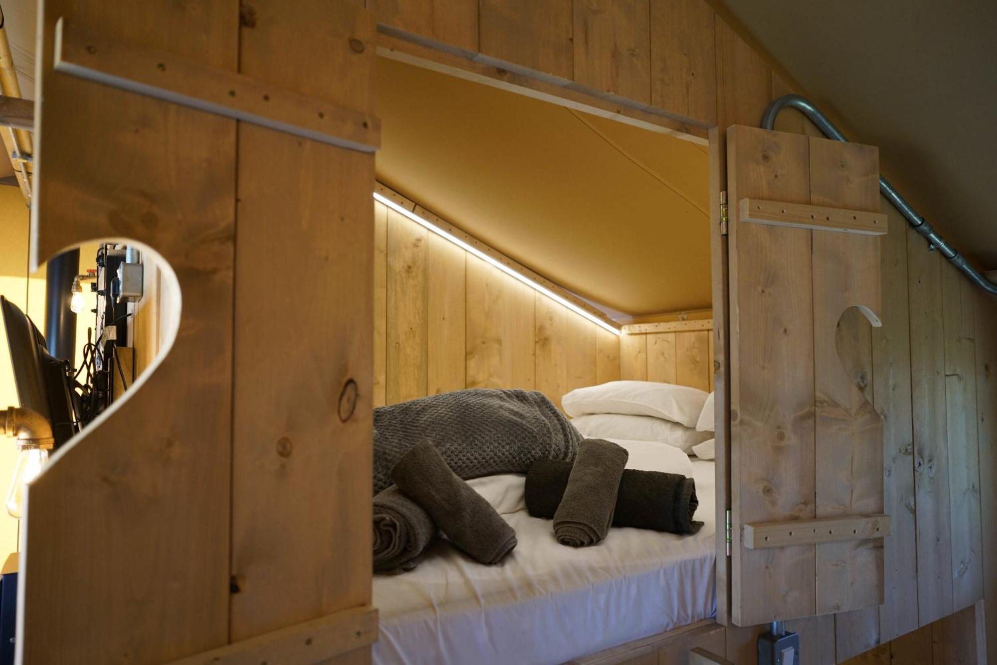 Jungle Book Safari Tent Тенбі Екстер'єр фото